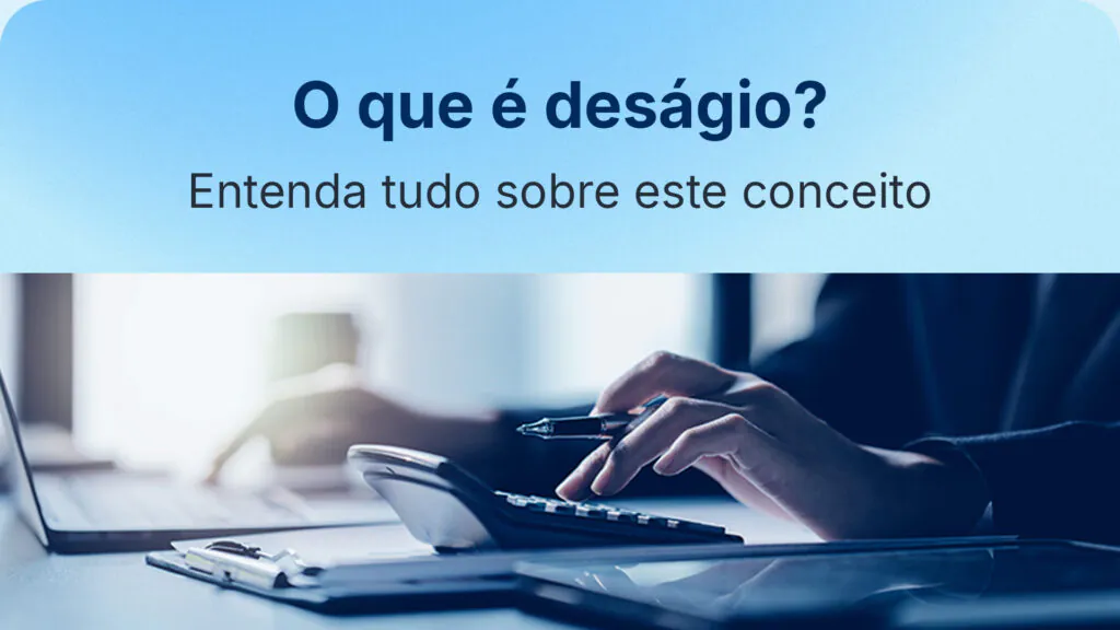 Pessoa utilizando uma calculadora, papel e caneta para verificar o cálculo de seu deságio