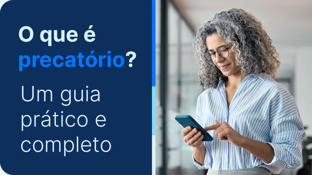 Mulher sorrindo usando celular, ilustrando a pesquisa do que é precatório
