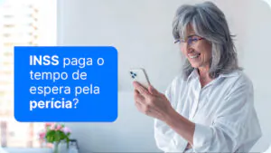 Mulher idosa usando o celular, conferindo se o INSS paga o tempo de espera pela perícia