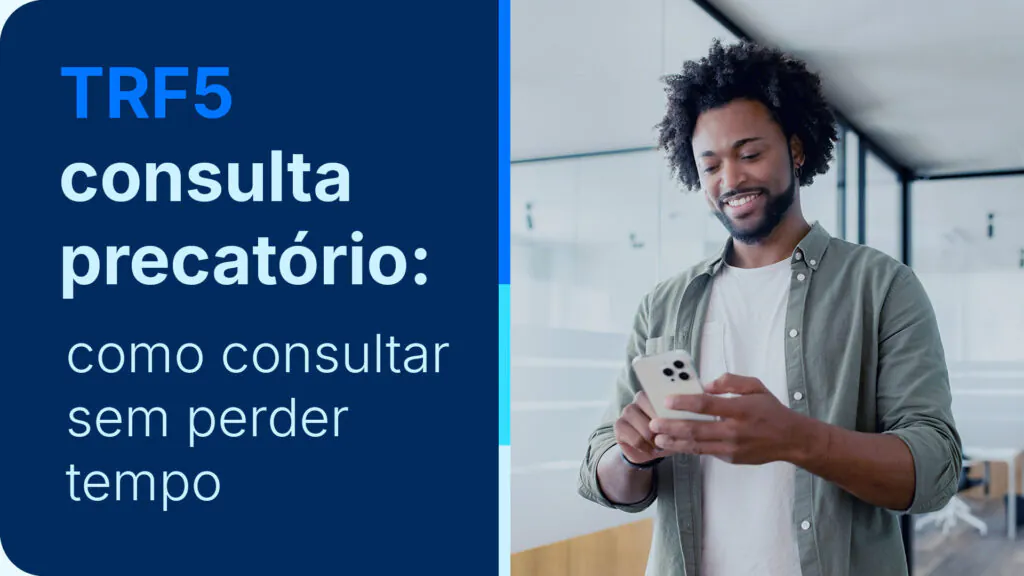 Homem usando seu celular, ilustrando a TRF5 consulta precatório